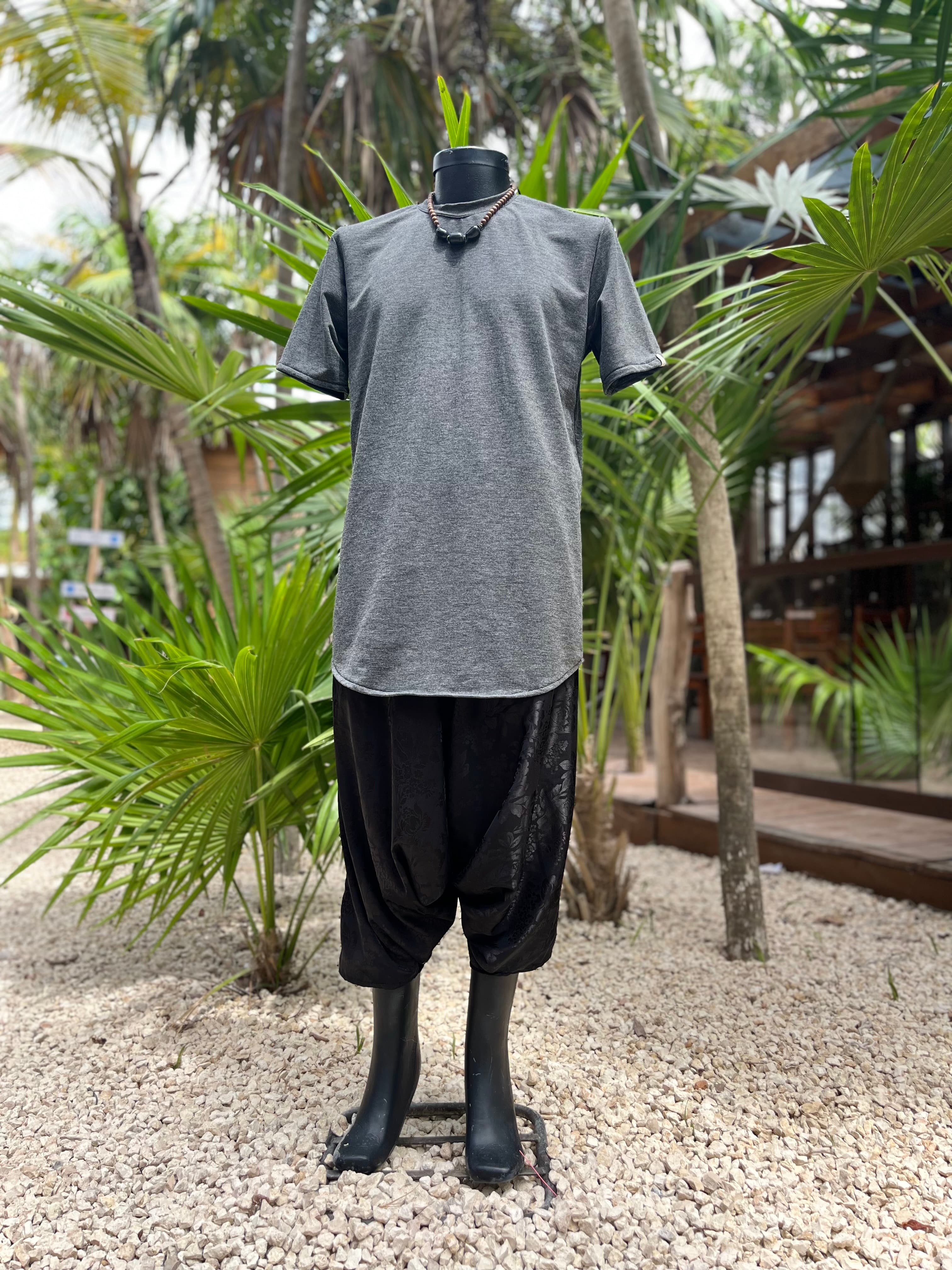 Remera Ritual Gris · Flores Negras